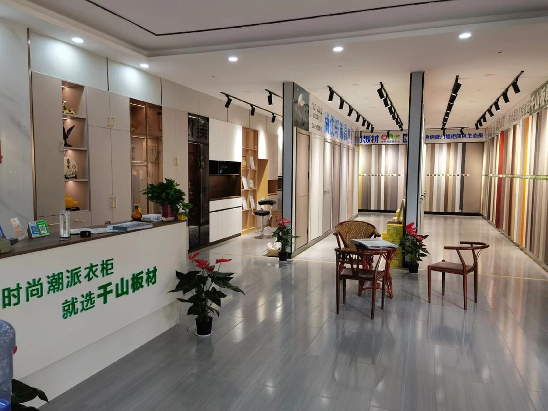 華龍裝飾材料肥城運(yùn)營(yíng)中心 展廳實(shí)景與多元板材美學(xué)的完美交融